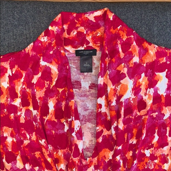 Ann Taylor v-neck T-shirt with twist detail - Picture 1 of 4